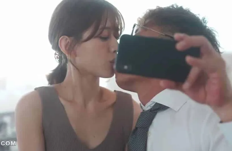 Thấy vợ hơi lạ, chồng yêu xem điện thoại người vợ và thấy cảnh quan hệ với tiền bối của mình
