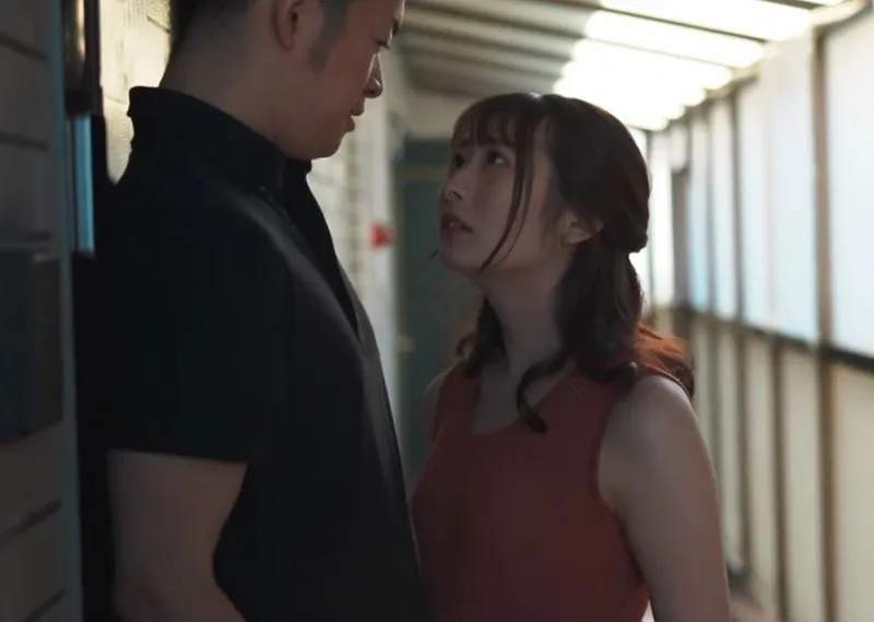 Vợ yêu mang thai, tôi bị cuốn hút bởi bà xã nhà bên thường ở nhà một mình