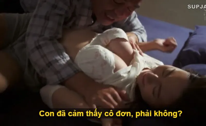 Nhìn con trai mải miết lao đầu vào việc khiến bạn gái nó cô quạnh lẻ loi, ông bố chồng nổi máu dâm đãng lao vào đè con dâu ra chịch.
